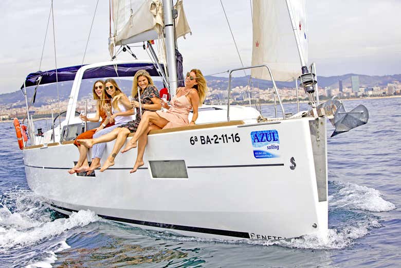 Disfrutando del paseo en velero por la costa de Barcelona