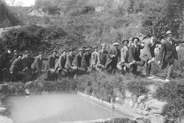 Grupo de hombres alrededor de un pequeño estanque