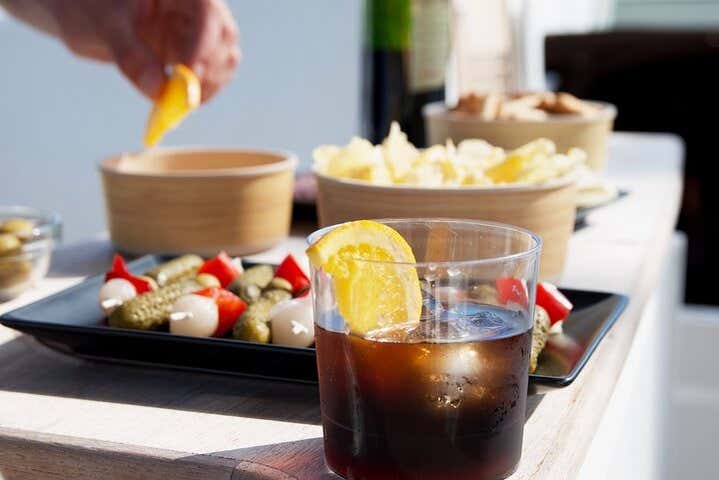 Degustando un delizioso aperitivo