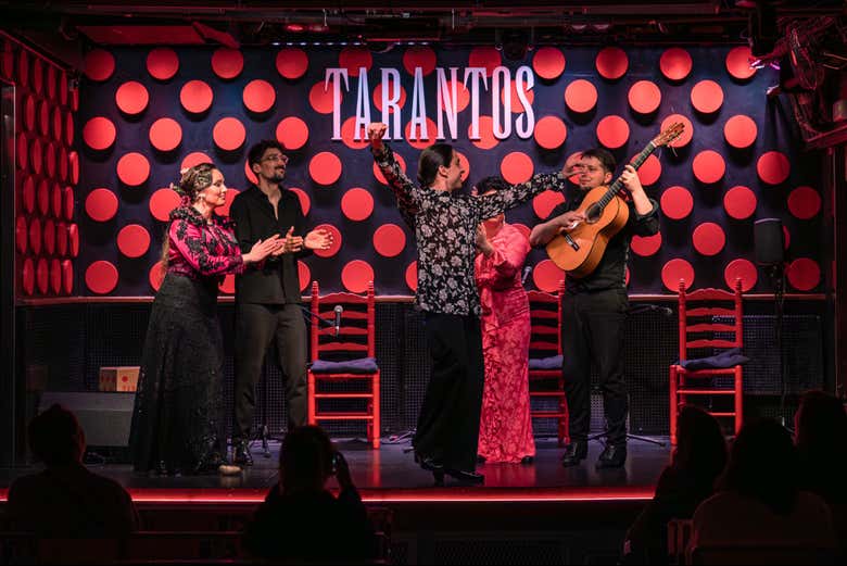 Artistes sur la scène du tablao