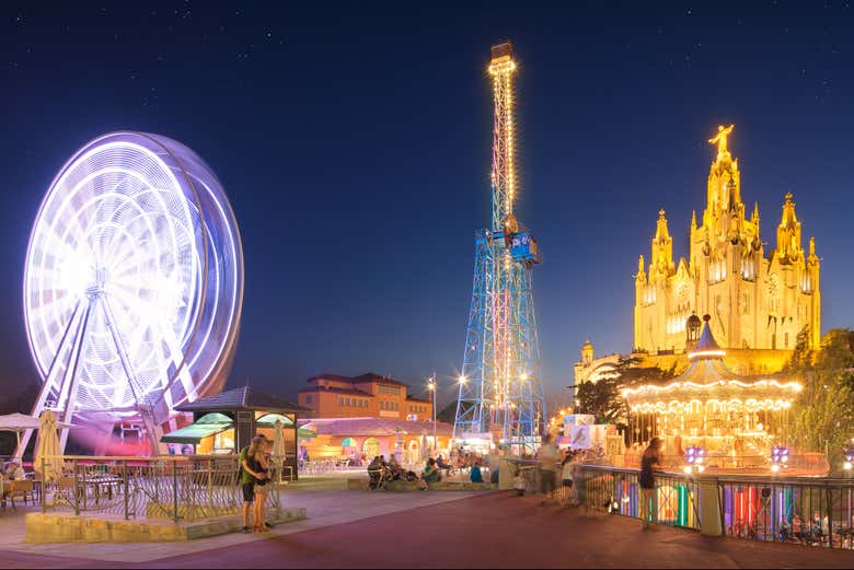 Atracciones del Tibidabo iluminadas