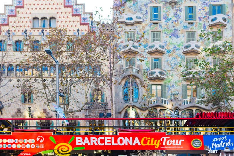 The bus passing by Casa Batlló in Barcelona