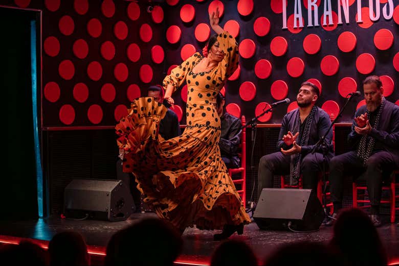 Une danseuse de flamenco sur scène