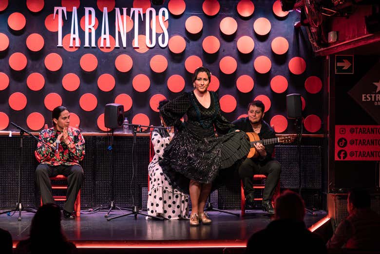 Danseuse sur la scène du tablao Los Tarantos
