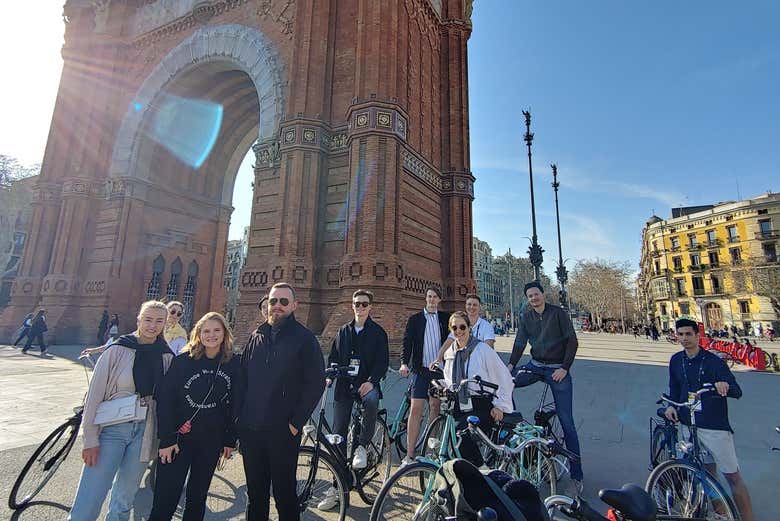 Le groupe devant l'arc de triomphe de Barcelone