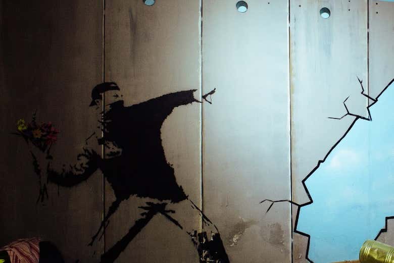 Obra de Banksy chamada 'Soldier Throwing Flowers'