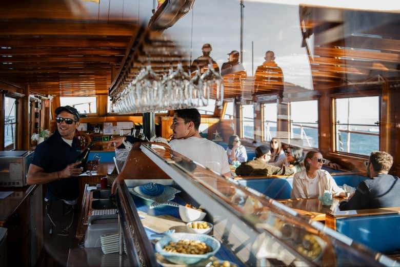 El barco cuenta con servicio de bar a bordo