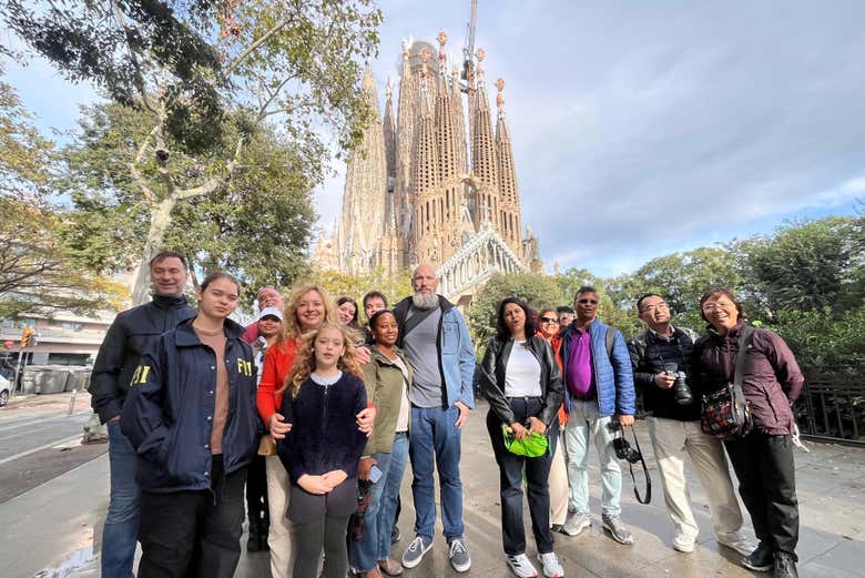 In posa davanti alla Sagrada Familia