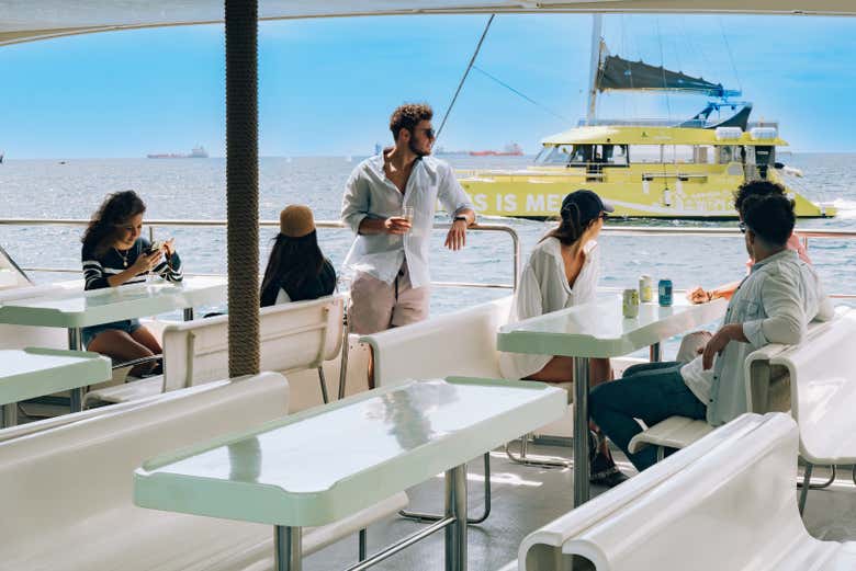 Intérieur du catamaran écologique
