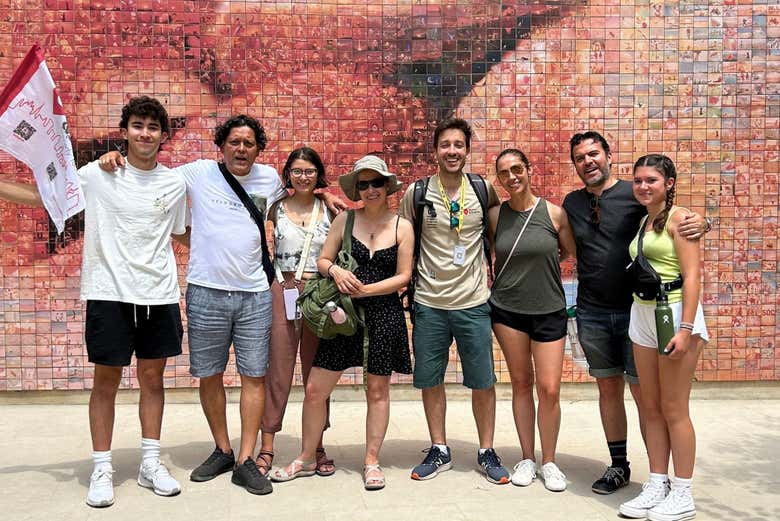 Photo de  groupe à la fresque du Baiser