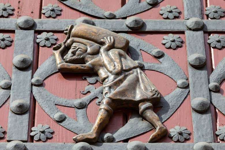 Figure d'un bastaixo sur la porte de Santa María del Mar