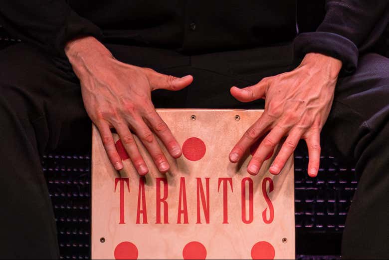 En jouant du cajón flamenco