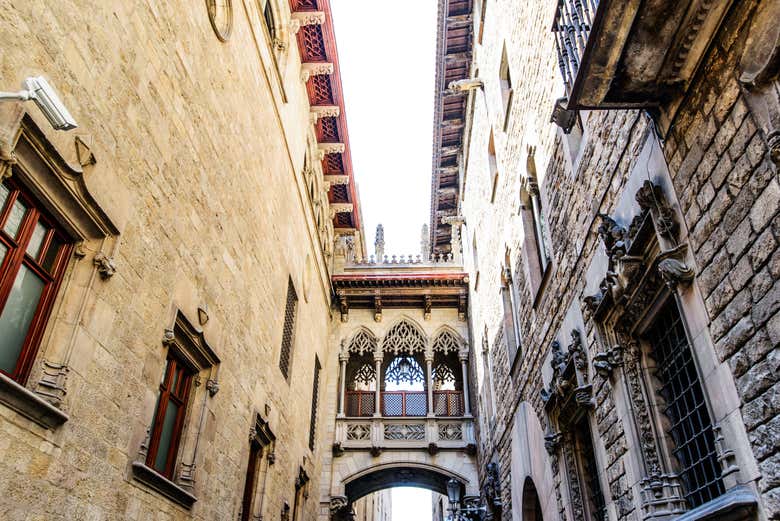 Barrio Gótico de Barcelona con un puente uniendo edificios