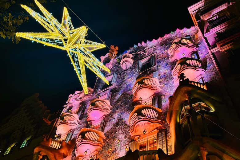 La facciata di Casa Battló sotto Natale