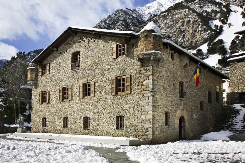 Explore Casa de la Vall