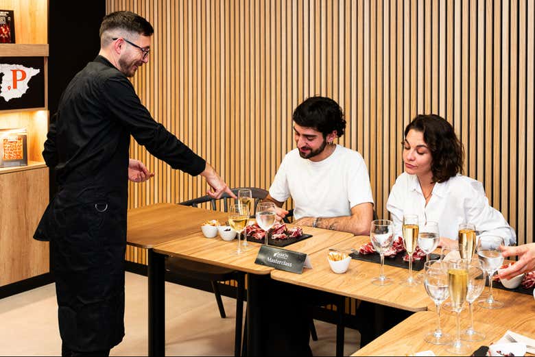 Avaliando a qualidade das tapas de jamón na Masterclass