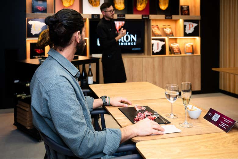 Atendendo às explicações durante a degustação Premium