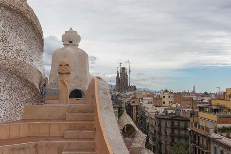 Chimeneas de la Pedrera con la Sagrada Familia de fondo