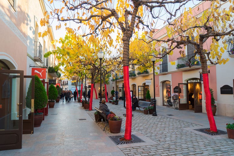LA ROCA VILLAGE, BARCELONA, SPAIN - MARCH 17, 2018 : shopping mall road of La  Roca Village. View from the outlet shopping mall Stock Photo - Alamy