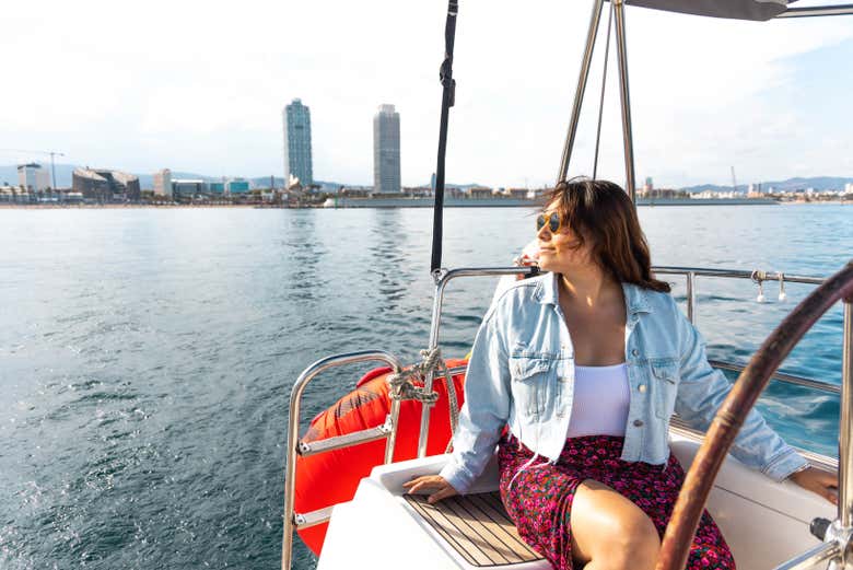 Contemplando Barcelona desde el velero