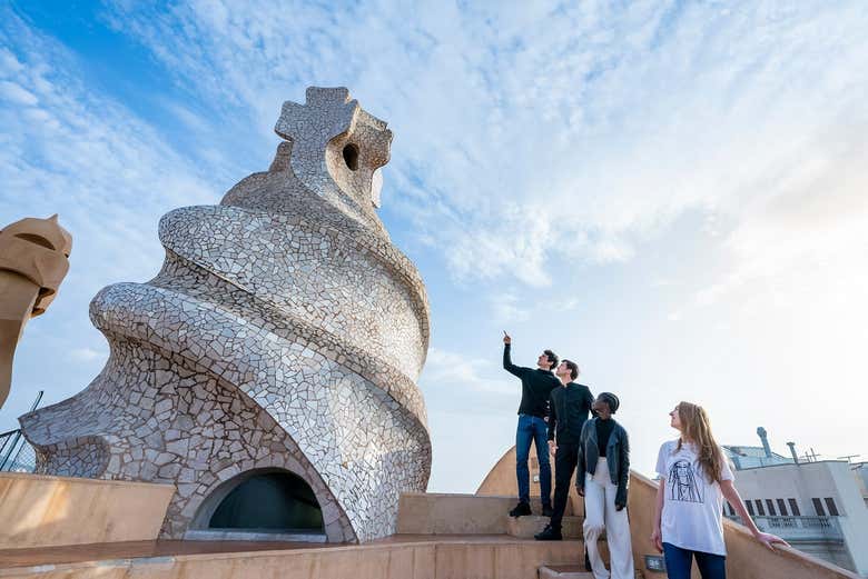 Contemplando una de las chimeneas de La Pedrera