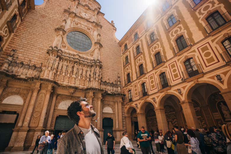 Contemplando la arquitectura de Montserrat