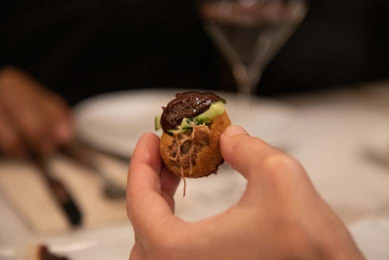 Assaporando una deliziosa crocchetta spagnola