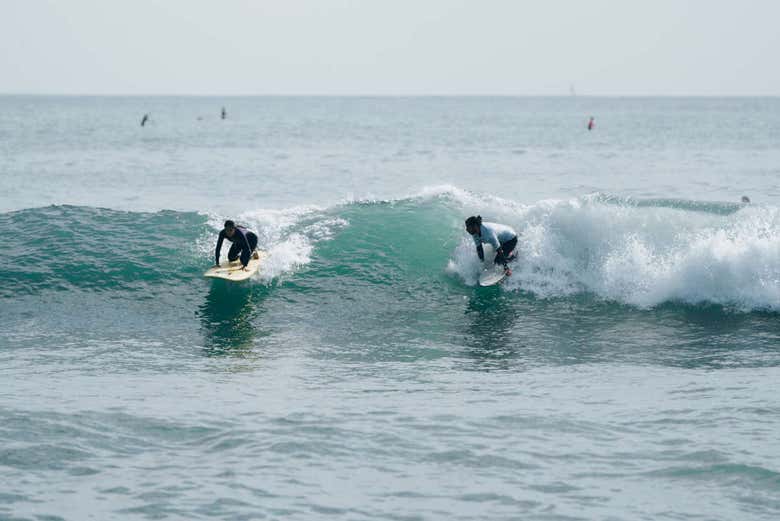 Dentro del agua durante el curso de surf