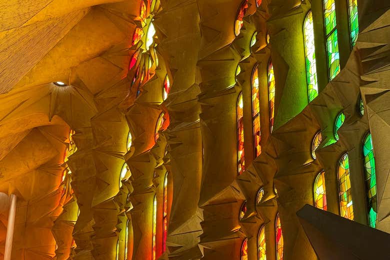 La luz solar crea un magnífico juego de luces dentro del templo