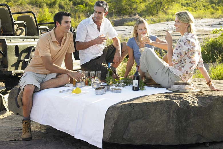 Degustando vinos del Penedés junto al jeep