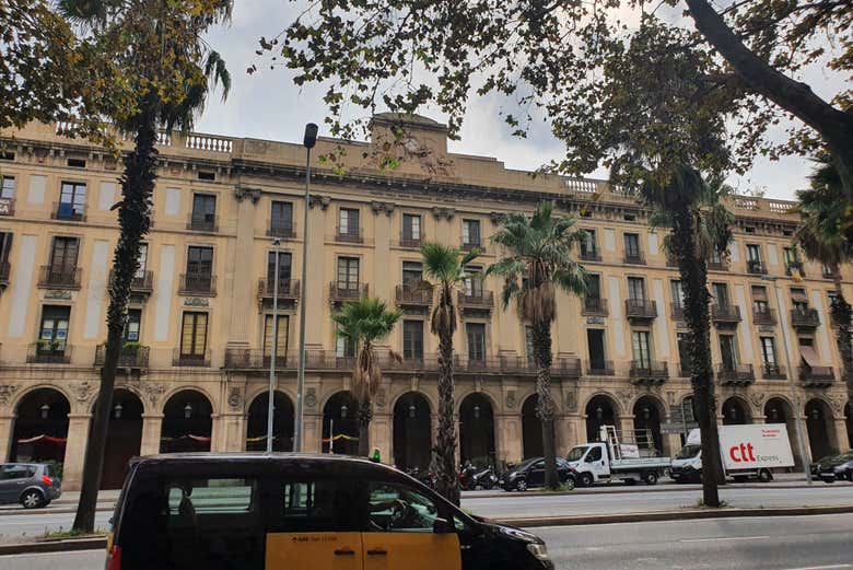Dettagli massonici di diversi edifici di Barcellona