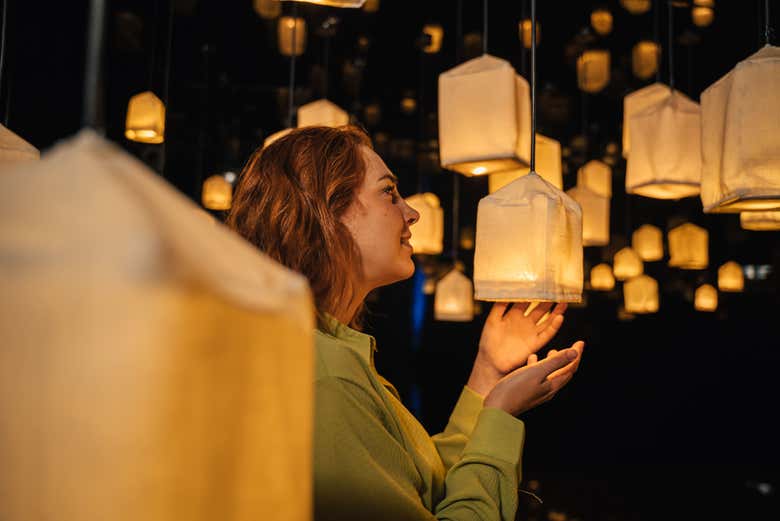 Contemplando los farolillos de luz de IKONO Barcelona