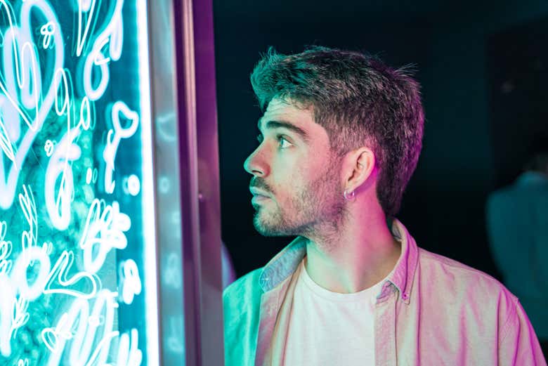 Un chico en la Sala Cyber Punk