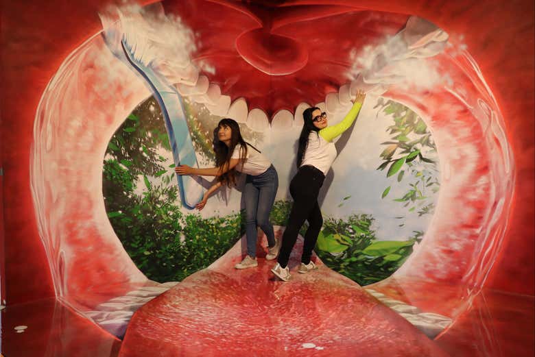 Dentro de una boca gigante