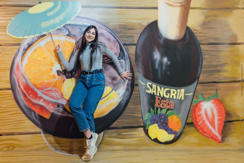 In posa con la sangria