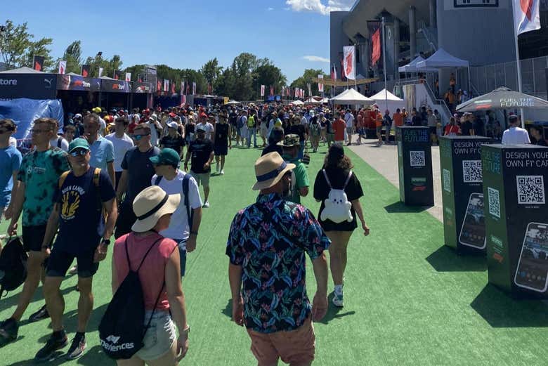 En la entrada del Circuito de Barcelona-Catalunya