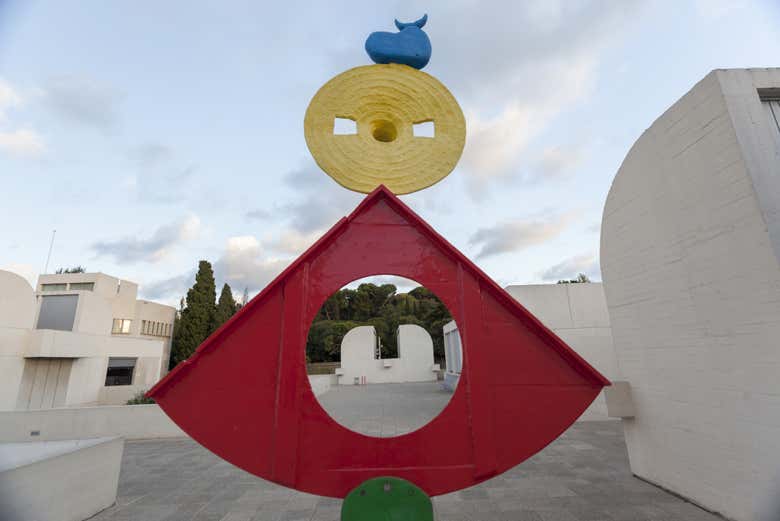 Admirando as diferentes obras de arte
