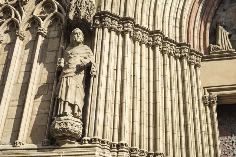 Una escultura decorando el pórtico de la Catedral del Mar