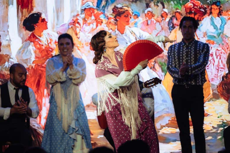 Pertrechada con mantón y abanico