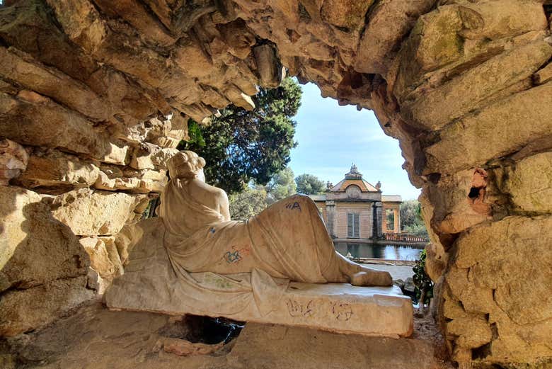 Estatua clásica y con un palacete de fondo