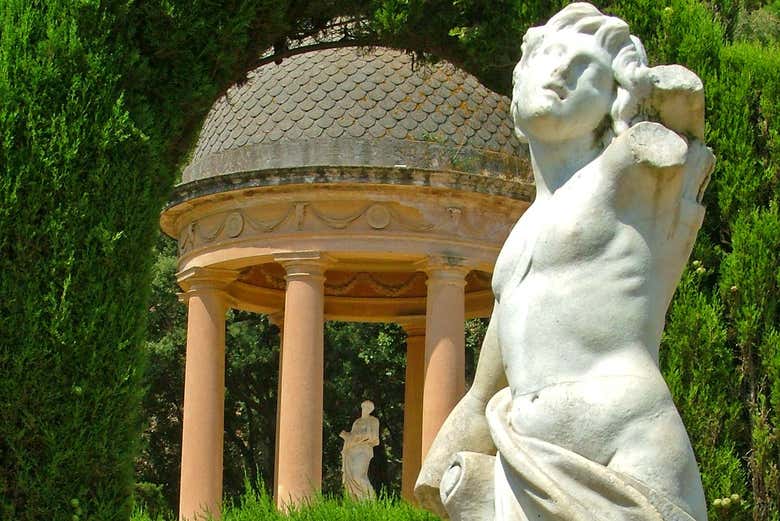 Estatua clásica y palacete