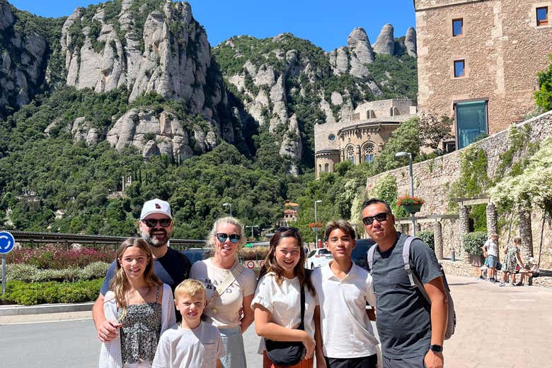 Foto di gruppo davanti al panorama di Montserrat