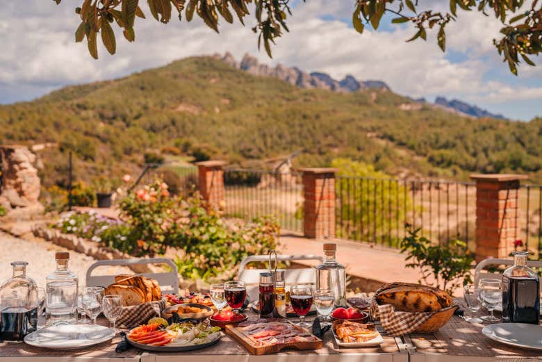 Table avec des spécialité et vue de Montserrat