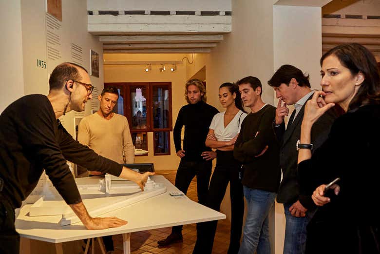 Explicaciones de una maqueta en la Casa Vicens