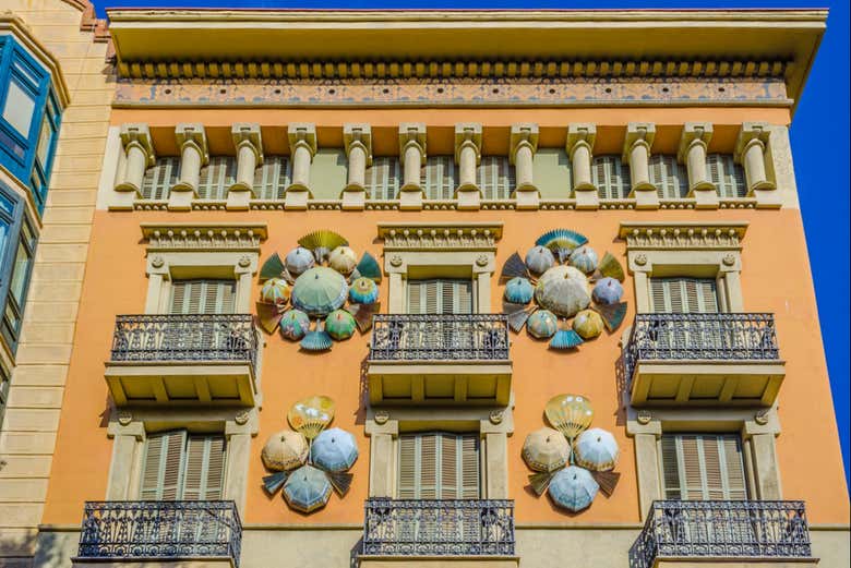 La facciata della Casa degli Ombrelli