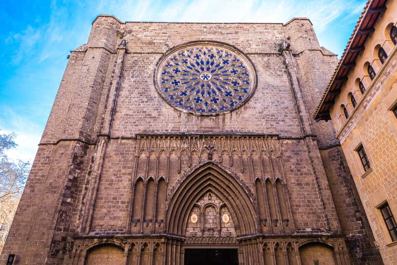 Contemplando la basílica de Santa María del Pi