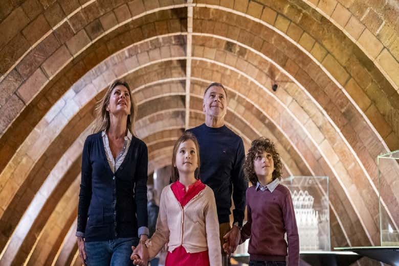 Une famille visitant l'intérieur de La Pedrera