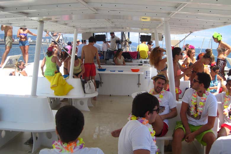 Disfrutando de la fiesta en el catamarán