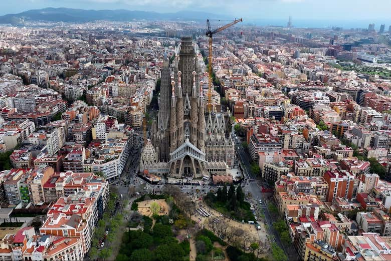 A Sagrada Família se destaca na paisagem de Barcelona
