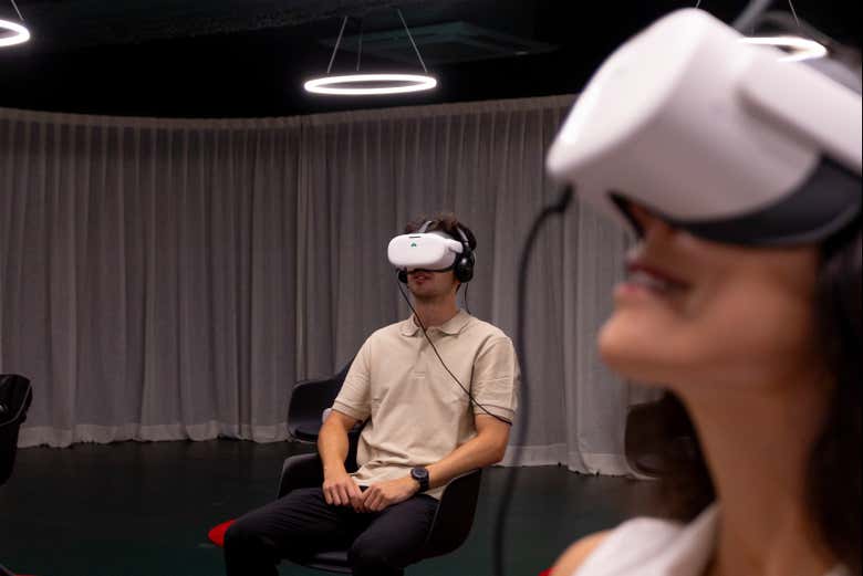 Use virtual reality glasses in the museum